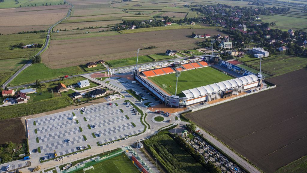 Śmieszne Historie o Piłce Nożnej w Polsce: Introducing Bruk-Bet Termalica Nieciecza, Europe's Smallest Ever Top Flight Football Club - Copyright - https://www.bruk-bet.pl/public/images/parking-i-stadion-bruk-bet-termalica-nieciecza.jpg